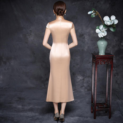 JQY-XZ20-6香槟色中长款醋酸缎旗袍    水滴领前开衩手工新品 商品图2