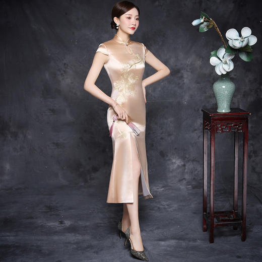JQY-XZ20-6香槟色中长款醋酸缎旗袍    水滴领前开衩手工新品 商品图4