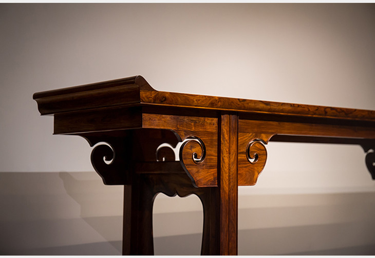 黄花梨如意云纹翘头案