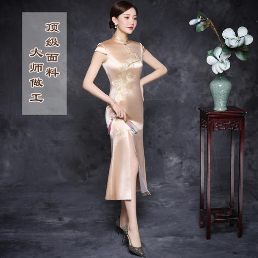 JQY-XZ20-6香槟色中长款醋酸缎旗袍    水滴领前开衩手工新品 商品图0