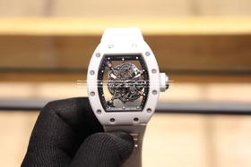 理查德米勒 RM颜色调到非常完美  专业打造 陶瓷版本RM055 一直爆炸款式的表现，无表盘设计，镂空机芯可以从正面和底面均能一览无余，让你爱不释手！卓越品质。