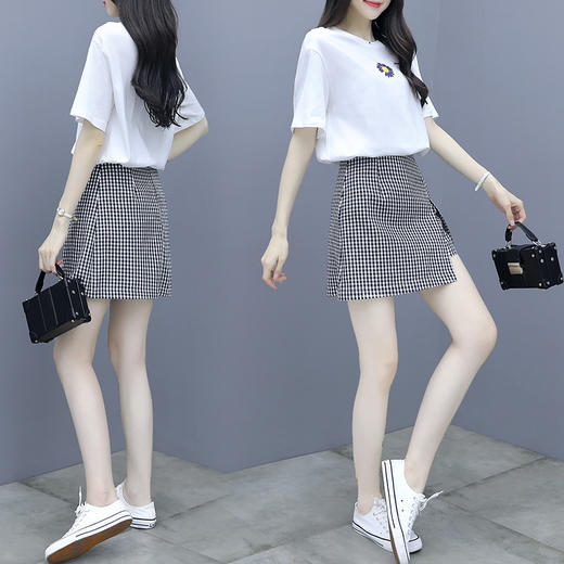 LN-N1-129-A-9618实拍2020新款小雏菊修身显瘦时尚两件套 商品图2