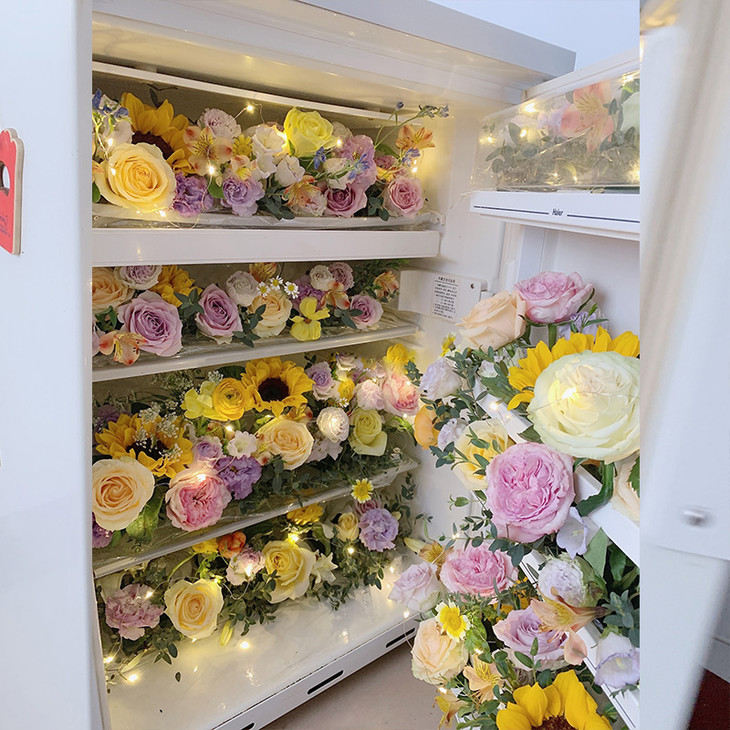 冰箱里塞满花的图片图片
