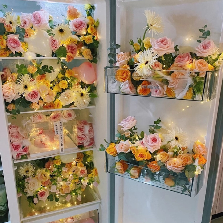 冰箱里塞满花的图片图片
