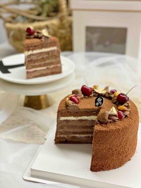 创意多层黑森林，传统黑森林的升级版，内在法芙娜巧克力碰撞上樱桃果茸夹心，完美的搭配经得起各种口味的挑剔