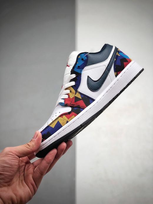 Air Jordan 1 Low“Sweater"鞋款设计配色以1992年巴塞罗那奥运会时迈克尔.乔丹身穿的毛衣套装为灵感设计呈现 Jordan Brand也针对于此在近期专门推出了一款AJ1 ， 商品图3