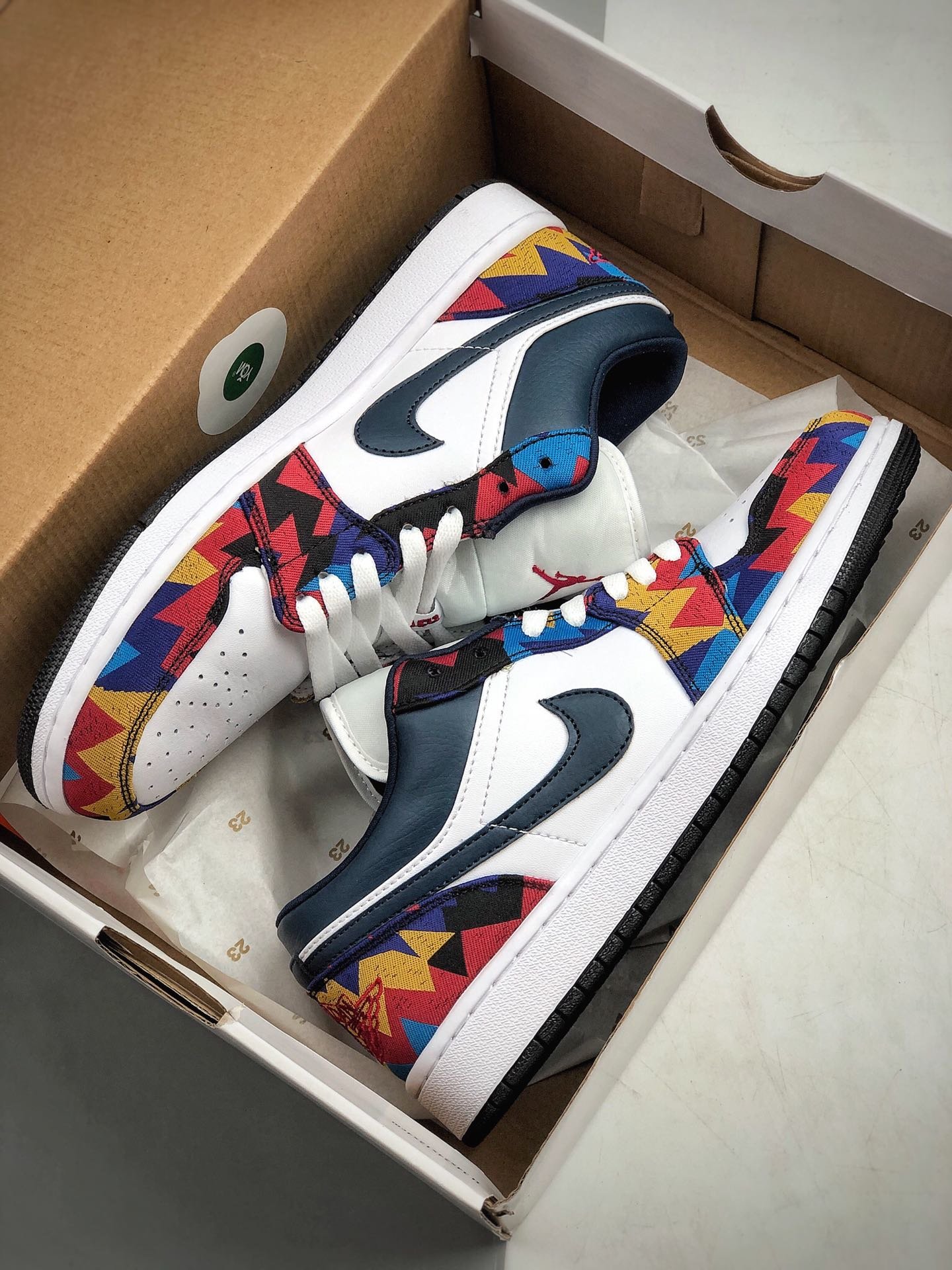 Air Jordan 1 Low“Sweater"鞋款设计配色以1992年巴塞罗那奥运会时迈克尔.乔丹身穿的毛衣套装为灵感设计呈现 Jordan Brand也针对于此在近期专门推出了一款AJ1 ，