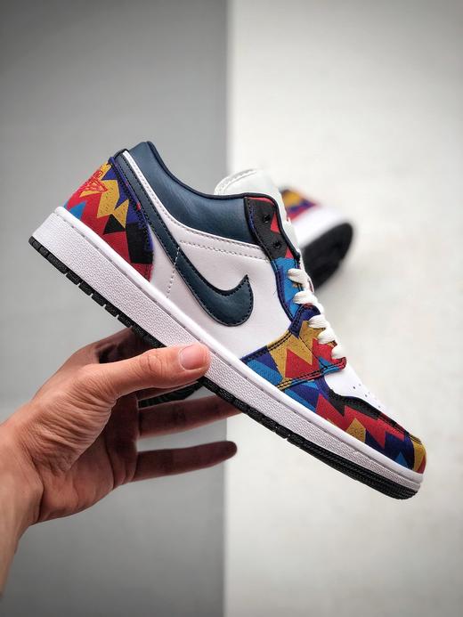 Air Jordan 1 Low“Sweater"鞋款设计配色以1992年巴塞罗那奥运会时迈克尔.乔丹身穿的毛衣套装为灵感设计呈现 Jordan Brand也针对于此在近期专门推出了一款AJ1 ， 商品图2