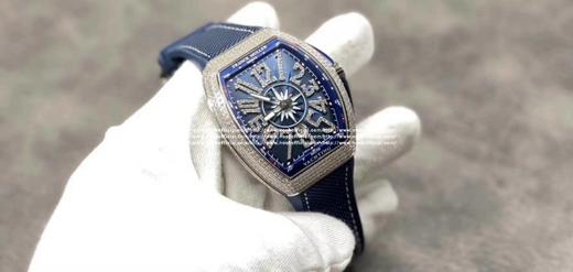 （升级）ZF蔚蓝之作—— 法兰克，法穆兰MEN'S COLLECTION系列V45游艇腕表优雅蓝色魅影 扬帆展航！ 【精彩细节】 1.腕表尺寸45毫米。微弧式枕型表壳优雅贴手，表壳由内外八个配件组合一 商品图2