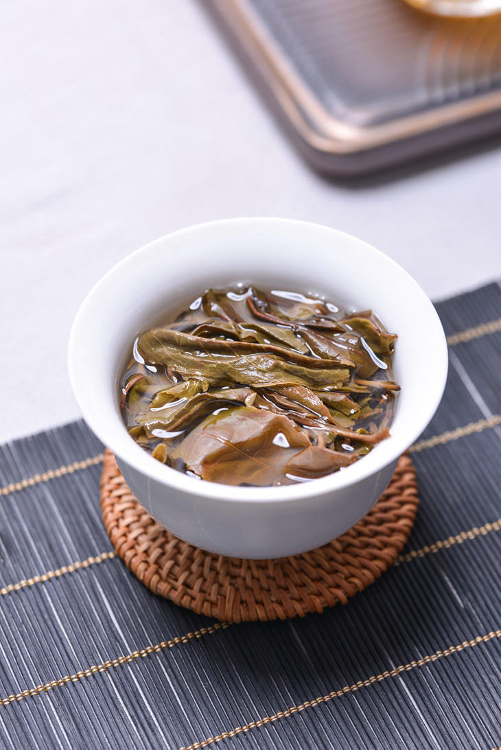 临沧勐库亚元知足单株单采头春古树茶普洱茶生茶饼茶200克