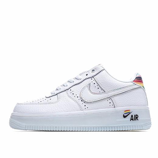 耐克空军一号 AF1 休闲板鞋 Nike Air Force 1 Betrue 彩虹，清新配色和七彩鞋盒为这个夏日带来清凉，采用轻盈的Nike Air技术，为你的双脚缔造全天候舒适感和缓震效果 商品图0