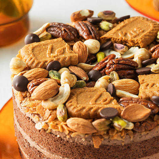 阿华田坚果蛋糕切开阿华田流心酱和坚果一起坠落