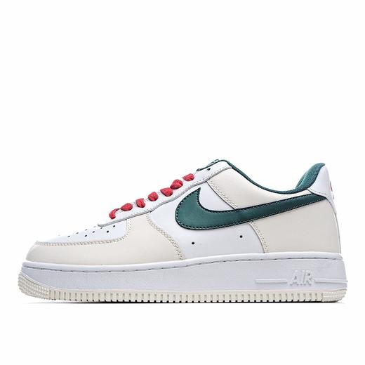 ✨耐克 Nike Air Force 1 空军一号低帮百搭休闲运动板鞋。柔软、弹性十足的缓震性能和出色的中底设计，横跨复古与现代的外型结合，造就出风靡全球三十多年的Force 1 商品图0