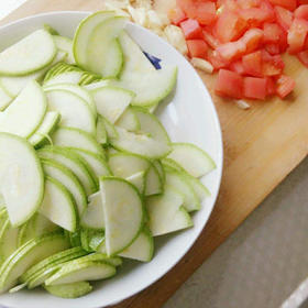 净菜：西葫芦半圆片500g