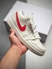 aj1低 Jordan 1 Low“University Red”权志龙 奶白红 大学红 我们先来看一下鞋款的设计，整体的话以奶白色为主，swoosh的部位大学红色点缀， 商品缩略图4