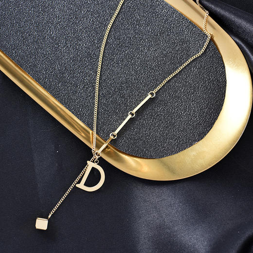 TMY-T-85577钛钢小众设计感简约字母D吊坠短款气质ins毛衣链 商品图1