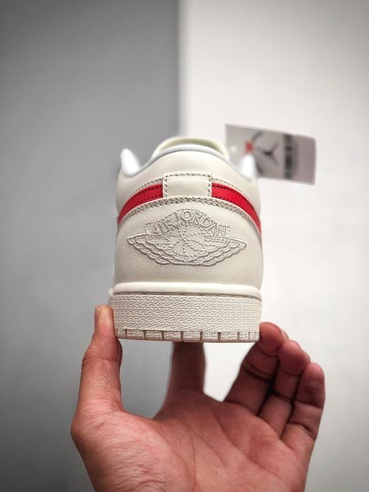 aj1低 Jordan 1 Low“University Red”权志龙 奶白红 大学红 我们先来看一下鞋款的设计，整体的话以奶白色为主，swoosh的部位大学红色点缀， 商品图3