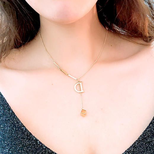 TMY-T-85577钛钢小众设计感简约字母D吊坠短款气质ins毛衣链 商品图3