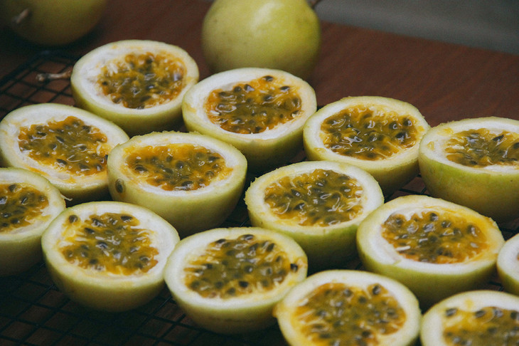 不多见的黄金百香果 比紫皮百香果更甜 散发着10多种水果的混合香味