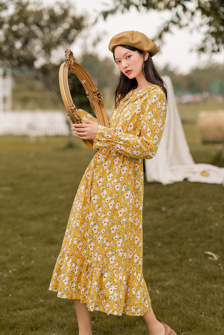 茵曼碎花连衣裙2020秋装新款娃娃领喇叭袖可盐可甜长袖a字中长裙