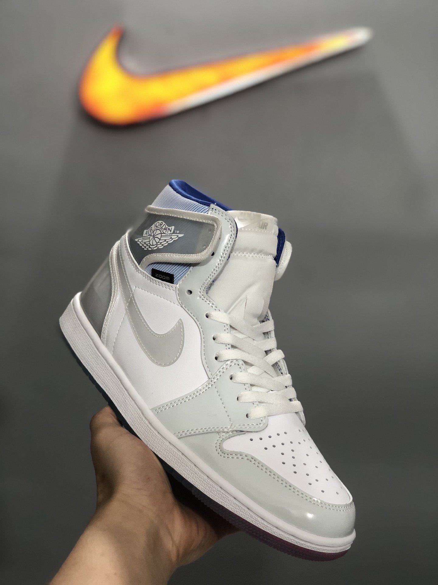 迪奥 ，平民"小Dior"个性满满 Air Jordan 1 High Zoom R2T"Racer Blue"AJ1代经典复古经典高帮百搭文化篮球鞋“白灰蓝漆皮渐变水晶底”CK6637-104