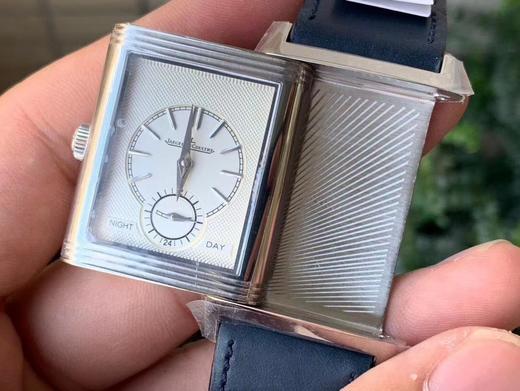 MG荣誉出品     业内首次突破一机双面双时区！帅到掉渣！
    积家 Reverso Tribute双面双时区翻转腕表  简洁的小三针正面素雅、温和，规整的反面拥有昼夜显示以及第二时区显示功能， 商品图11