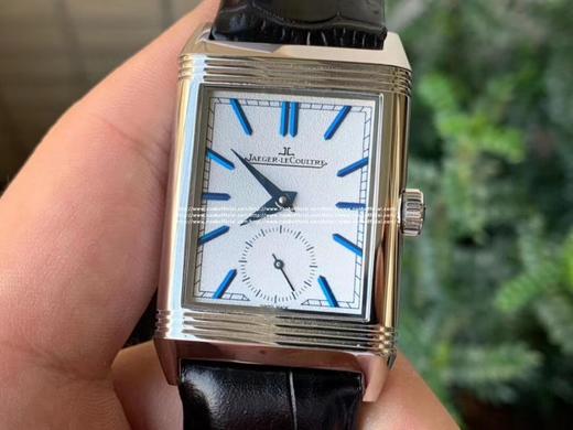 MG荣誉出品     业内首次突破一机双面双时区！帅到掉渣！
    积家 Reverso Tribute双面双时区翻转腕表  简洁的小三针正面素雅、温和，规整的反面拥有昼夜显示以及第二时区显示功能， 商品图0