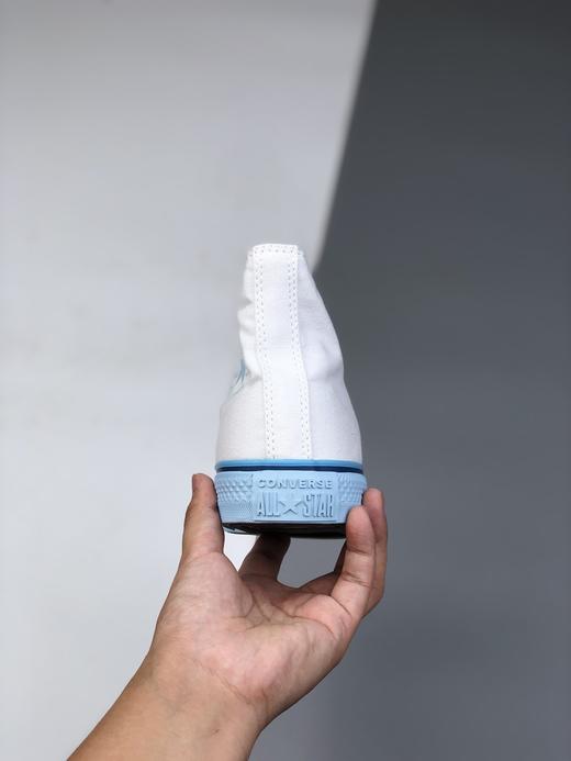 匡威 白蓝色 奶蓝 高帮 奶蓝奶蓝的鞋底Converse all star，搭配白色简约的鞋面，像是脚下踩着蓝天白云一样。蓝白的颜色结构，超适合夏天，颜色超级温柔。百搭神器 货号：568805C 商品图1