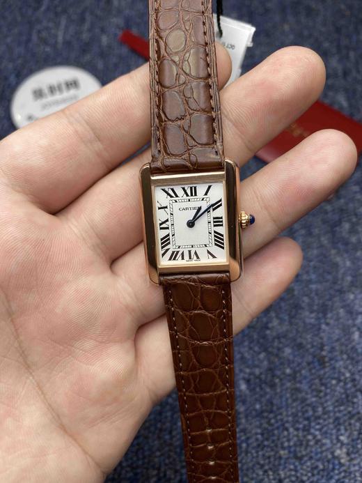 Cartier卡地亚 TANK坦克系列 玫金壳 复古扣 自带鳄鱼皮 瑞士进口朗达石英机芯。相对于大众的蓝气球，更加优雅和知性。小号31X24mm 商品图1