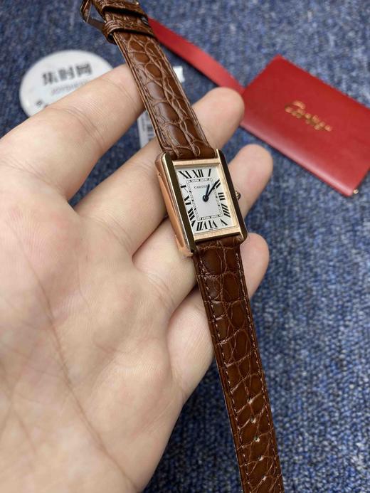 Cartier卡地亚 TANK坦克系列 玫金壳 复古扣 自带鳄鱼皮 瑞士进口朗达石英机芯。相对于大众的蓝气球，更加优雅和知性。小号31X24mm 商品图2
