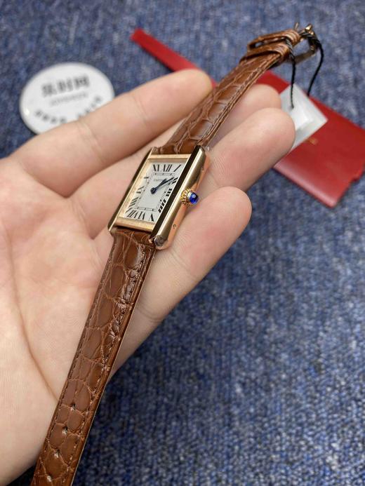 Cartier卡地亚 TANK坦克系列 玫金壳 复古扣 自带鳄鱼皮 瑞士进口朗达石英机芯。相对于大众的蓝气球，更加优雅和知性。小号31X24mm 商品图4