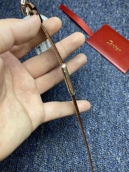 Cartier卡地亚 TANK坦克系列 玫金壳 复古扣 自带鳄鱼皮 瑞士进口朗达石英机芯。相对于大众的蓝气球，更加优雅和知性。小号31X24mm 商品图3