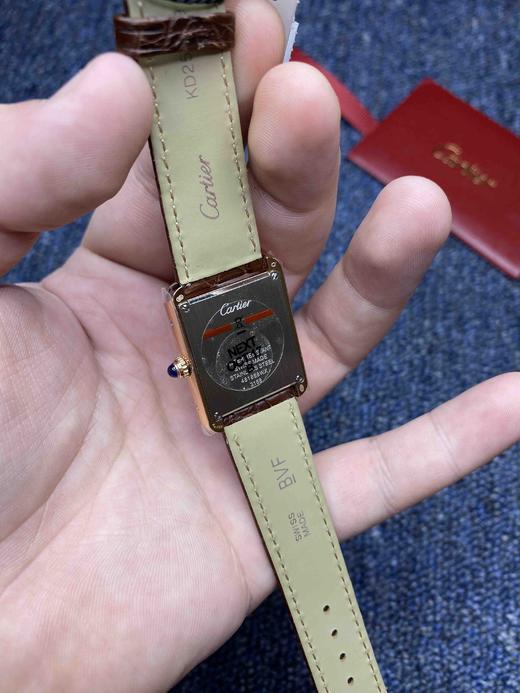 Cartier卡地亚 TANK坦克系列 玫金壳 复古扣 自带鳄鱼皮 瑞士进口朗达石英机芯。相对于大众的蓝气球，更加优雅和知性。小号31X24mm 商品图6