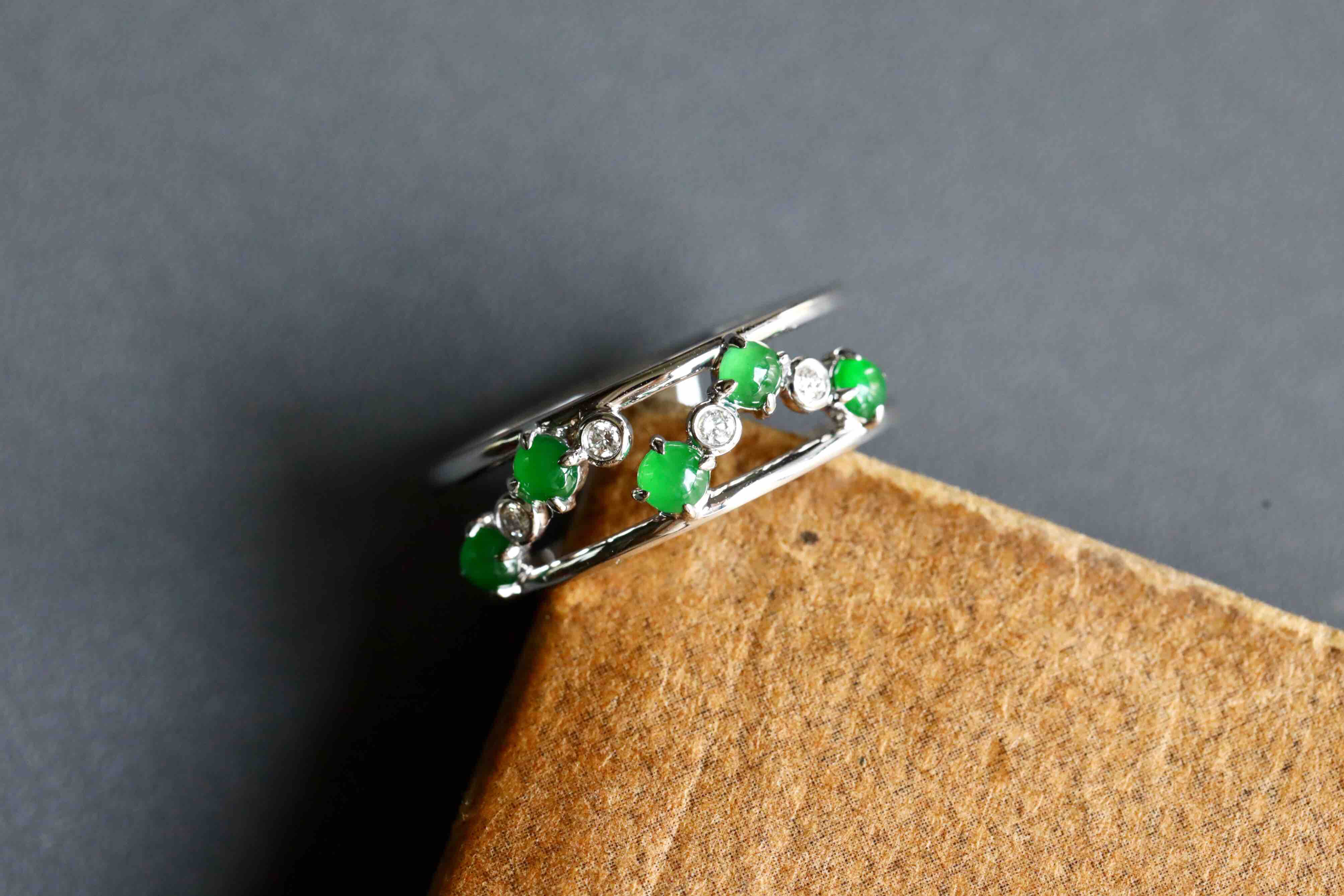 高冰种阳绿翡翠戒指排戒18k白金钻石镶嵌