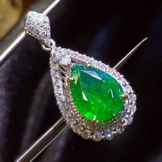 天然祖母绿吊坠天然祖母绿吊坠18k金镶嵌钻石主石149克拉钻石052克拉