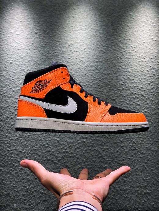 Air Jordan AJ1 Mid “Orange/Black” AJ1中帮小扣碎 新欢黑橙 中帮“小扣碎” 原盒原标 质感表现非常不错  货号：554724-062  尺码：36-46 商品图0