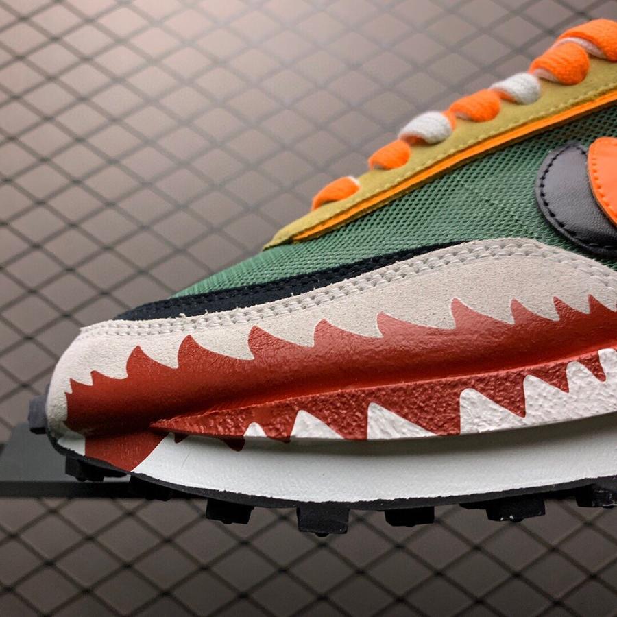 点此购买 耐克×sacai男女大鲨鱼跑步鞋 伟150319