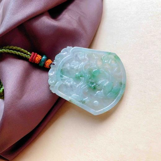 喜鹊寓意着圣贤喜事到家背面象征吉祥如意图案翡翠吊坠种老肉细