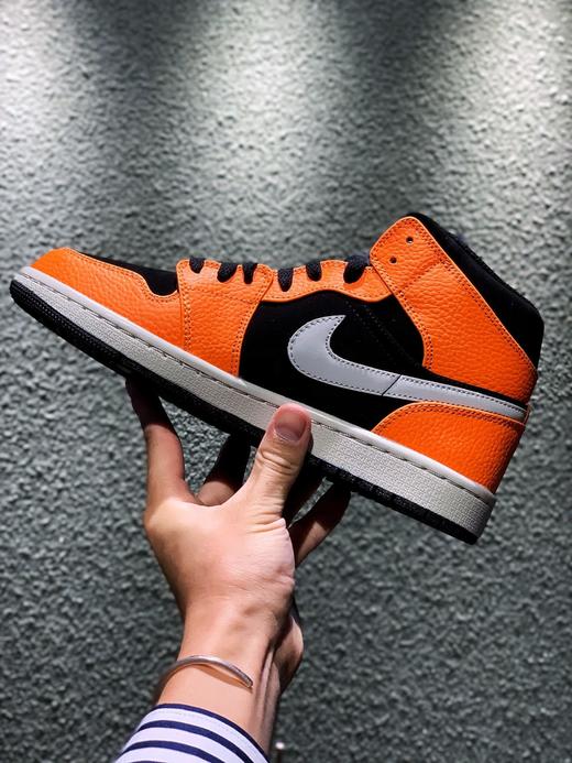 Air Jordan AJ1 Mid “Orange/Black” AJ1中帮小扣碎 新欢黑橙 中帮“小扣碎” 原盒原标 质感表现非常不错  货号：554724-062  尺码：36-46 商品图2