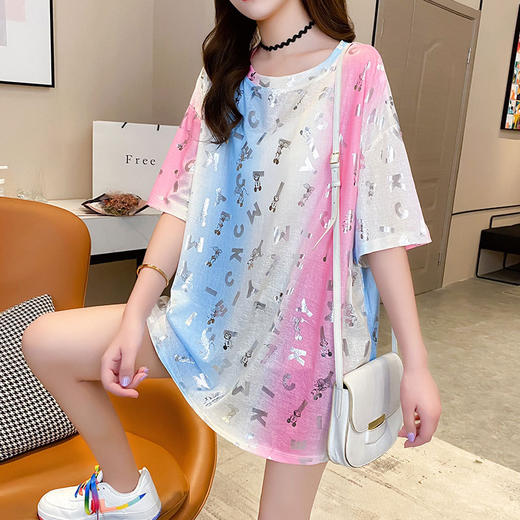 QQ-84606F619B个性彩虹色时尚印花中长款T恤女装 商品图0