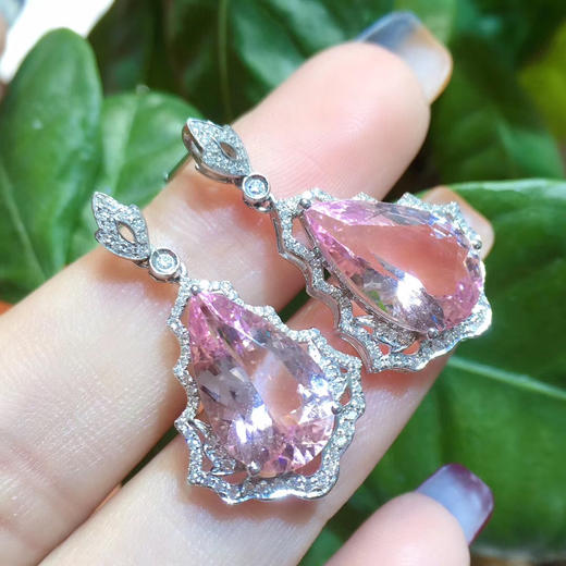 天然粉摩根石耳环天然粉摩根石耳环18k金镶嵌钻石主石788克拉无瑕品质