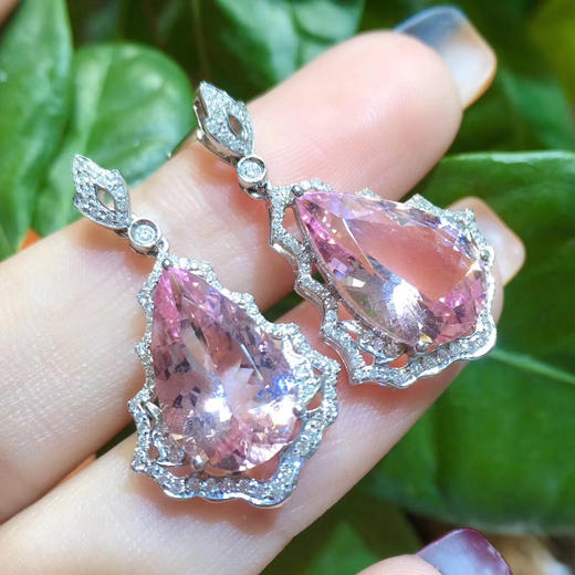 天然粉摩根石耳环天然粉摩根石耳环18k金镶嵌钻石主石788克拉无瑕品质