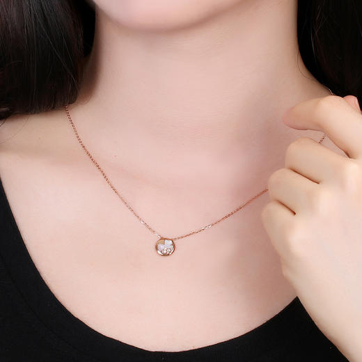 钻石世家18k金钻石项链贝壳钻石镶嵌吊坠项链套链夏日田园蝴蝶系列