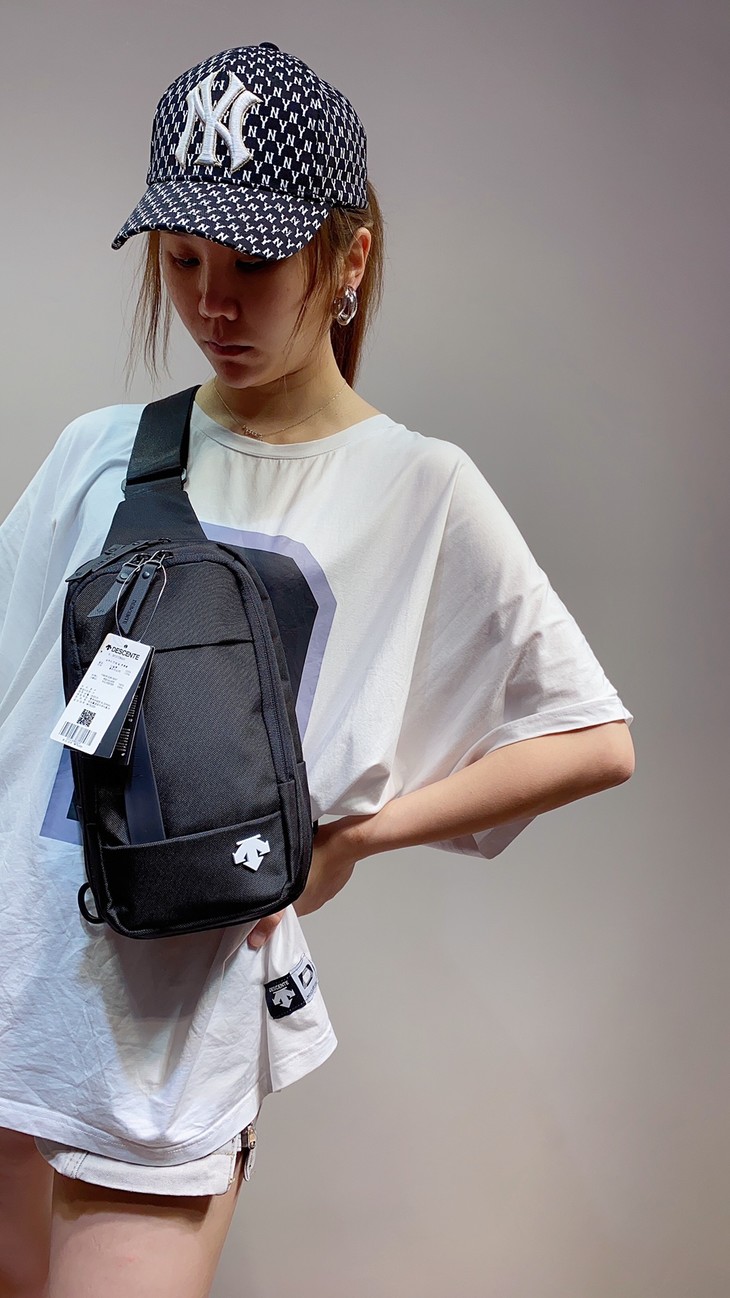 descente迪桑t2020新款男女运动胸包挎包
