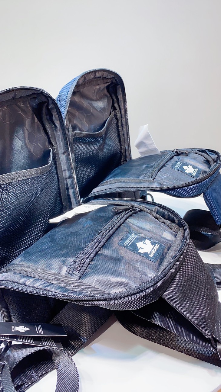 descente迪桑t2020新款男女运动胸包挎包