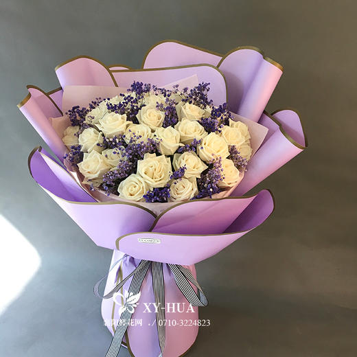 花开时间 18 紫爱 花束 鲜花 白玫瑰 19支 兰紫色满天星 白色系 半圆形 紫色包装 襄阳鲜花网