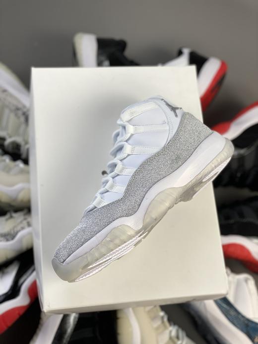 AJ11满天星 婚鞋 低帮 可以穿上‮入步‬婚姻殿堂的AJ  Air Jordan 11 延续‮出其‬众风范，所到之处皆‮人引‬注目。 尺码： 36-45 商品图0