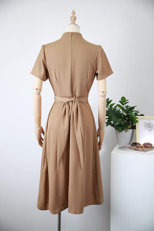 600气质系带纯色连衣裙