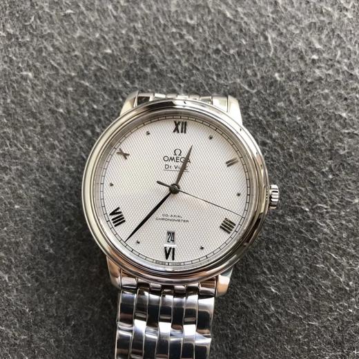 【N新品首发】2020新款欧米茄蝶飞系列到货 采用最新欧米茄独有油压纹表盘 整条钢带跟原版完全吻合 简单说这个钢带可以安装到原装蝶飞上的 喷雾原装拉扣！整表原版起模 字面罗马丁大小颜色与原装一致 商品图5