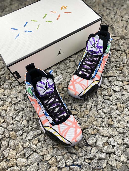 新科状元 aj34 最战靴 Air Jordan 34 PE 配色更是层出不穷让人超羡慕！ ，一款涂鸦装扮的 Zion Williamson x Air Jordan 34 PE DA1897-100 商品图1